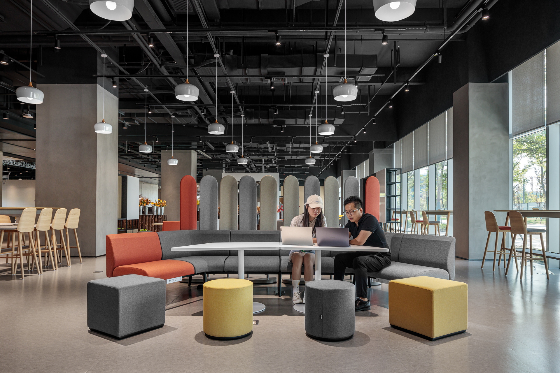 Alibaba Group: An Open and Dynamic Office Ecosystem